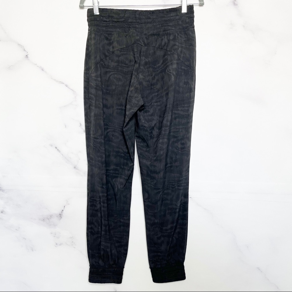 Athleta Camden Printed Jogger Pant in Black Moire - Picture 9 of 16
